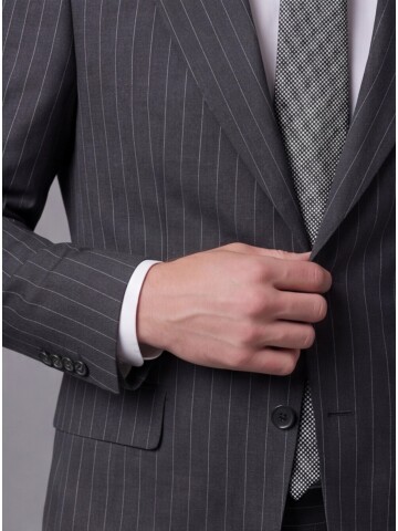 Siyah Çizgili Yünlü Sivri Yaka Comfort Fit Takım Elbise